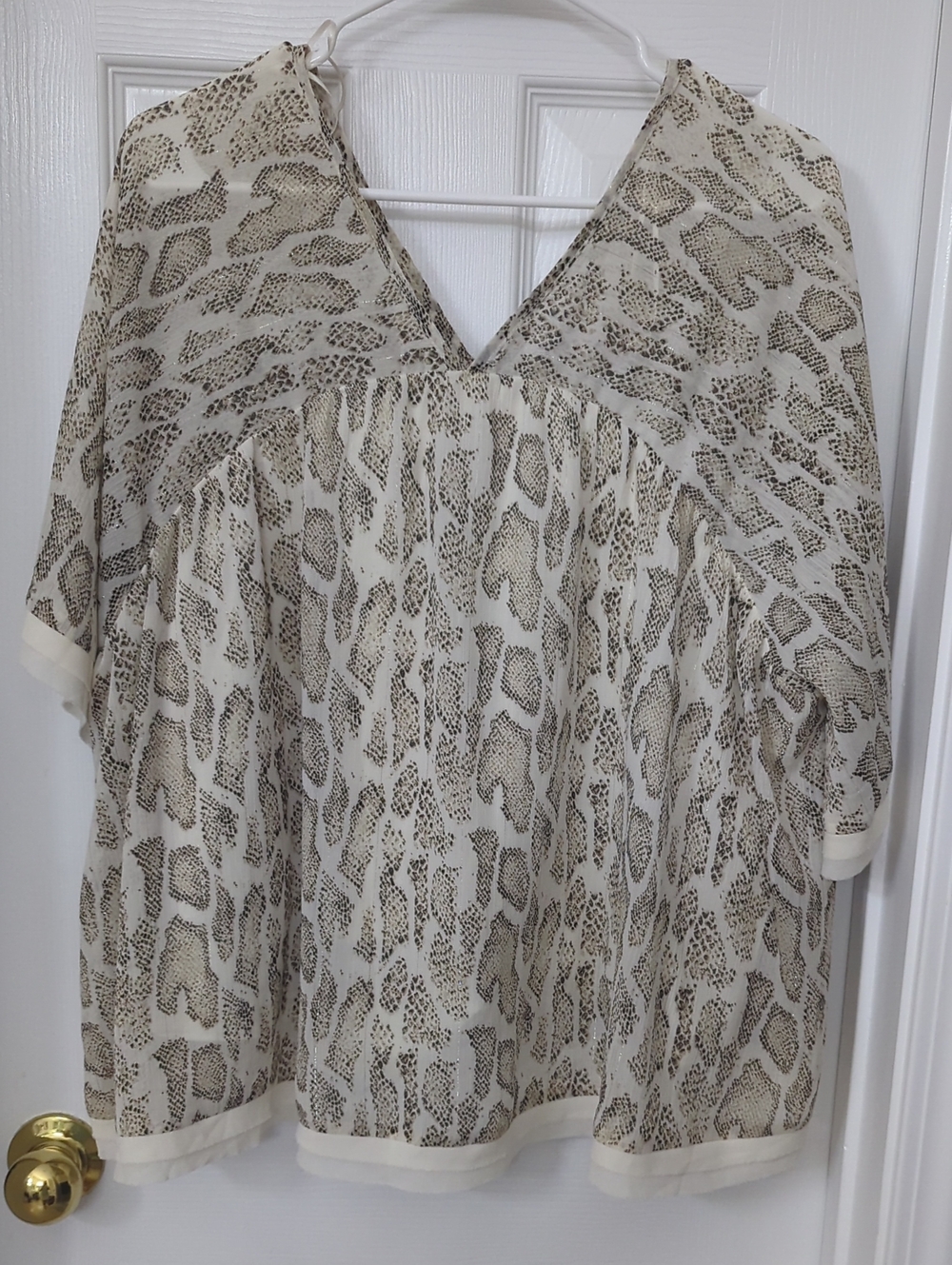 Womens Cream Animal Print V-Neck Baevely Blouse Medium